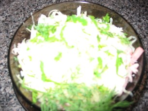 Салат "Пикантный": курицы вареной-100 гр, ветчины-100 гр, яйцо-1 шт, кукурузы-50 гр, сыр-20 гр, май...