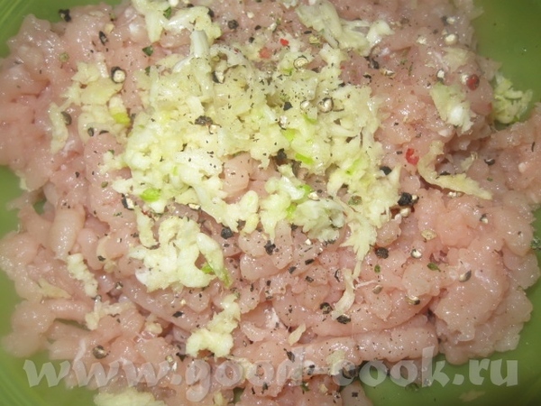 В куриный фарш добавляем чеснок (по вкусу) соль и перец, в фарш из телятины – соль, перец , зелень...