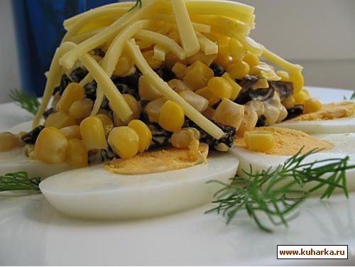 Салат с кукурузой Полбанки кукурузы консервированной, чернослив 50 -70 г, яйца вареные 3-4 шт,сыр т...