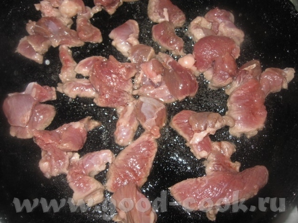 Пока лук и мясо маринуются, нарезаем картофель соломкой и опускаем его в кипящую подсоленную воду (... - 3