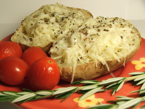 Печеная картошка с сырной ароматной корочкой несколько крупных картошек кусочек масла молоко кусоче...