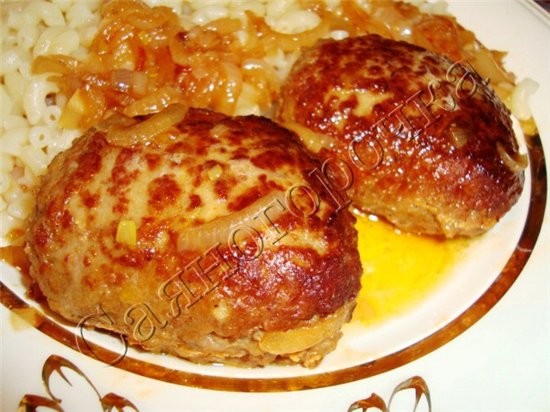 мясо (600 грамм говядины + 400 грамм свинины) 2 луковицы соль черный перец 100 мл молока булка 2 ст