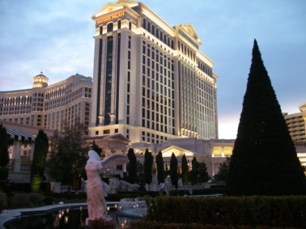 Один из самых красивых отелей в Вегасе, на мой взгляд, безусовно Ceasar palace Он протягивается на...