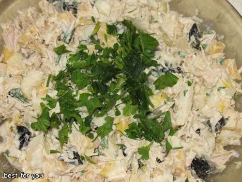А у нас на обед было: Солянка сборная мясная Салат с курицей и черносливом Пряный тыквенный суп-пюр... - 2