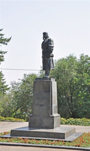 Памятник летчику Хользунову, установлен в 1940 м году