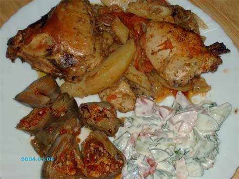 Сегодня в моём меню - "Курица с овощами в духовке", салат из свежих овощей, "Баклажаны с орехами"