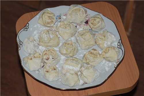Манты : 1,5 стакана муки, соль по вкусу, одно яйцо, 1/4 стакана воды Пополам свинины и говядины, гд...