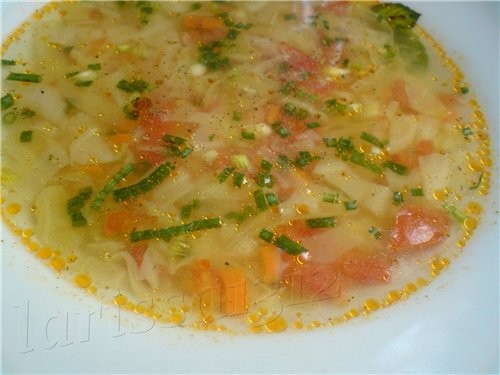 СУП ИЗ ЛЕТНИХ ОВОЩЕЙ 1,5 л воды (или любого бульона по вкусу) 0,5 кочана капусты (около 300г) 1 лук...