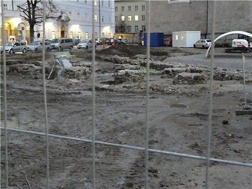 Тут ведутся археологические раскопки, прям в центре старого города, площадь с фонтаном будет выгляд...