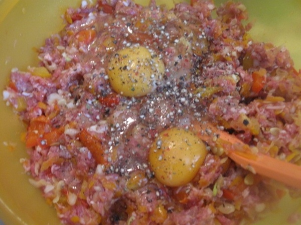 Остывшие овощи добавляем к мясному фаршу, все перемешиваем - 3