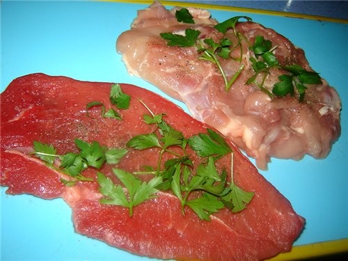 Для начала нужно убрать кость из куриного окорочка (кожицy надо оставить) и обжарить слегка лук, по... - 2