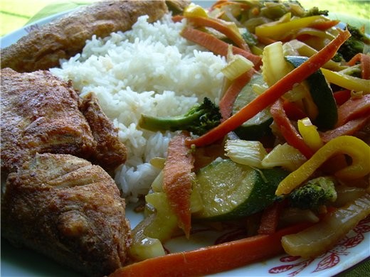 ПИКАНТНЫЕ ЖЁЛТО-ЗЕЛЁНЫЕ ОВОЩИ ЖАРЕНЫЕ В WOK 1 цуккини (порезать крупными колечками) 1/3 брокколи (р...