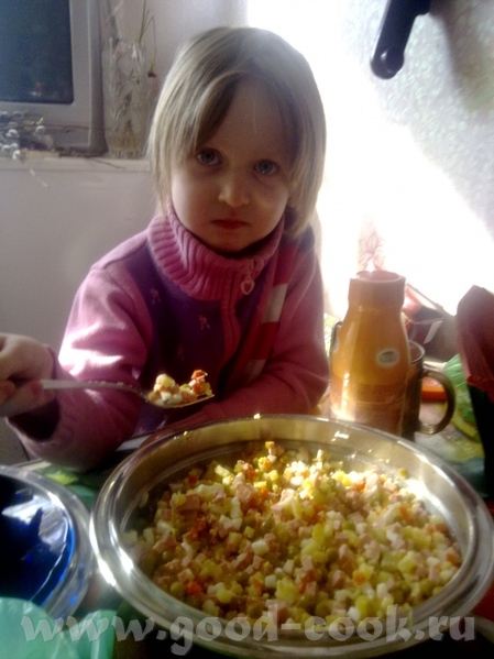 Фото отчет с Соненого ДР: снимаем пробу с салата Надо пол вымыть,а то скоро гости прийдут устала