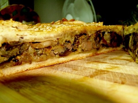 Пирог из песочного теста с грибами,баклажаном и печенью Тесто: 3 стакана муки 200 г маргарина 0,5 ч