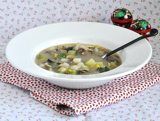 Овощной суп с грибами и кукурузой