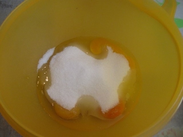 Вбиваем в миску 4 яйца и добавляем к ним 2,5 мерных совочка (на100мл) сахара - 3
