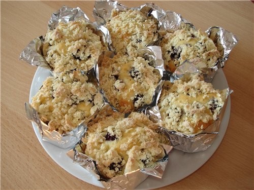 Пирожные с ежевикой