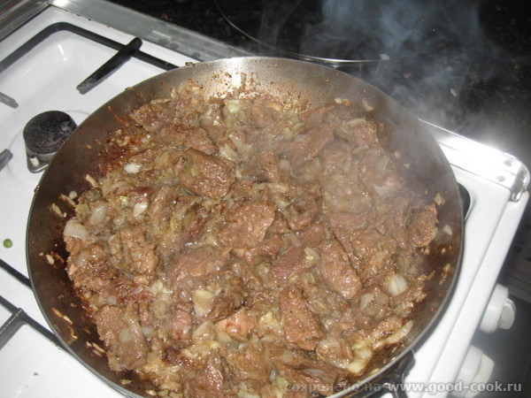 Мясо накрываем крышкой и убавляем огонь - 4