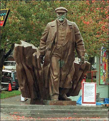 Просто в тему о статуях: Статуя Ленина в Seattle/ USA