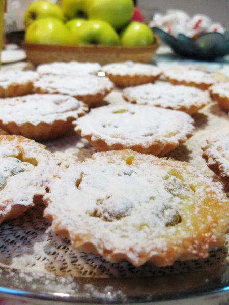 Корзиночки с крыжовником под сметанным соусом