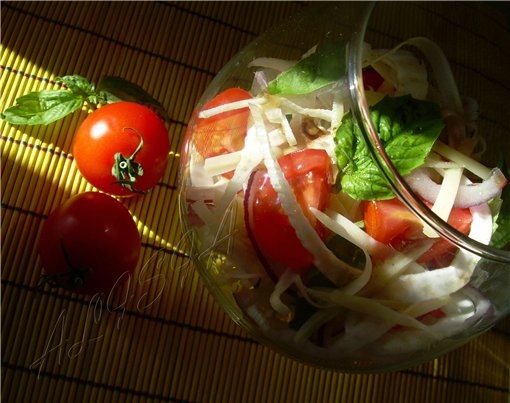 Хочу предложить очень диетический и вкусный салат, на который я наткнулась в канадском журнале здор...