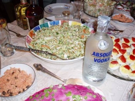 A вот и тетя ,в процессе выкладывания запеченого картофеля на блюдо На горячее,люля кебаб,куриный ш...