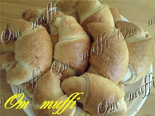 У меня осталось тесто, но кончились ягодки и я решила сделать рогалики с повидлом