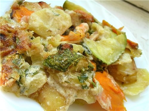 Все овощи обжариваются и запеканка получается очень богатая по вкусу Картофельная запеканка с овоща... - 2