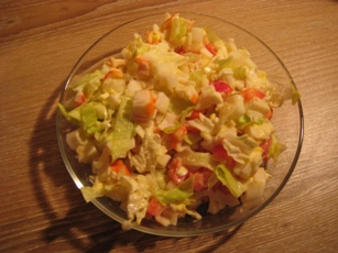 Лёгкий салат с крабовыми палочками и салатом Крабовые палочки, отварные яйца, сладкий болгарский пе...