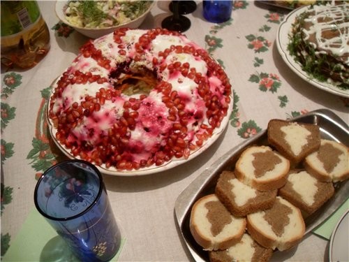 крабовый салат, овощой торт с грецкими орехами праздничная нарезка хлеба, салат Гранатовый браслет... - 2