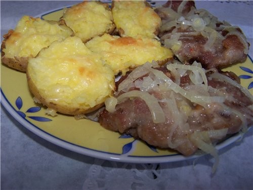 Печеная картошка с сырной ароматной корочкой от Ирочки и свинные отбивные- наш сегодняшний обед Ещё...