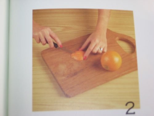 1. Отрезать вдоль апельсина толстый кусок, и поставить аспельсин на этот отрез. 2. От куска отрезат... - 2