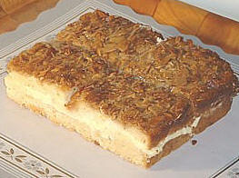 А я тут на днях делала Bienenstich ( "Укус пчелы " ) Для теста: 9 яиц , 400гр сахара } всбить 150гр...