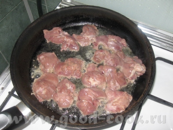 Затем вынимаем печень из молока, присаливаем ее по вкусу, немного перчим (по желанию) и выкладываем... - 2