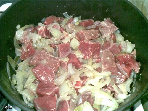 Мясо тушеное с жареной картошкой 700 г говядины 2 луковицы 2 моркови 700 г картофеля специи по-вкус...
