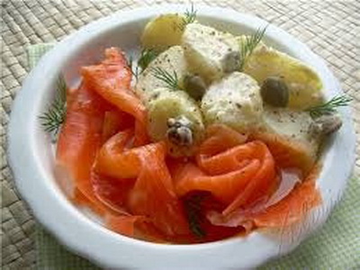 Салат картофельный с копченым лососем