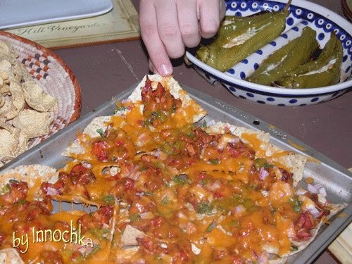 НАЧОС БАРБЕКЮ Мясо курицы-гриль порезать на небольшие кусочки и перемешать с соусом барбекю