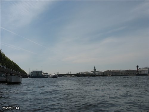 Пристань у Дворцовой набережной (сюда приходят ракеты из Петергофа) и Дворцовый мост