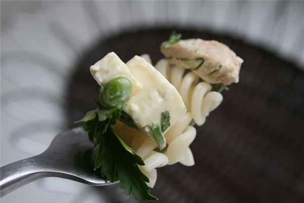 куриный салат к макаронам 200 г брынзы 200 г свежего зеленого горошка 1 куриная грудка зелень,майон... - 2