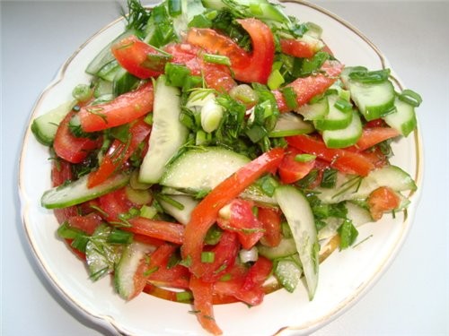 Салат из помидоров с огурцами и луком (Корейская кухня) 300 г помидоров, 300 г свежих огурцов, 1 (7...