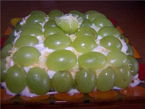 Очень вкусный салат с виноградом, рецепт взяла на форуме, но не помню где На горячее было мясо на г...