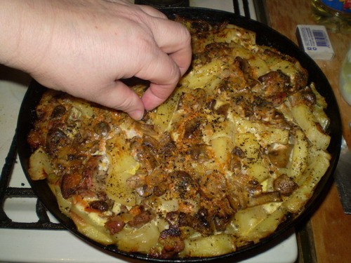 Картошка с мясом и грибами 1 кг картошки 300-400 г мяса 200 г шампиньонов 4 яйца 1 небольшая морков...