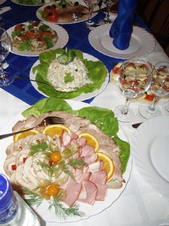 Мясная нарезка, и Столичный (муж у меня без Оливье не понял бы) )) Заливное ассорти, малосольная ры...