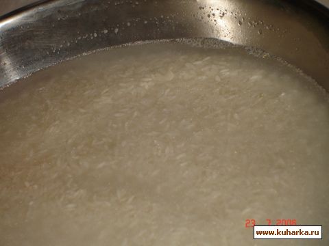 Затем добавить специи( зру помять руками), чеснок, перец, горох, айву - 2