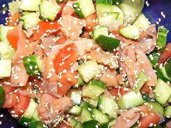 Салат с семгой (креветками) и свежими овощами Свежие огурцы и помидоры порезать кубиками Добавить в... - 2