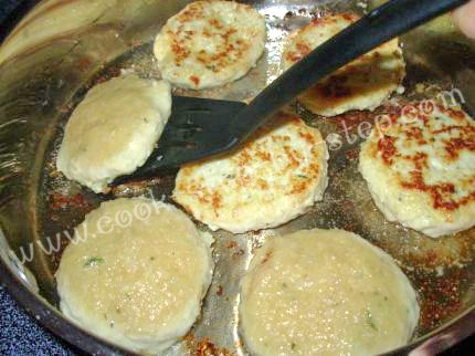 1/3 чашки молока 1 яйцо 1 луковица 500 гр куриной грудинки (мясо только - 6