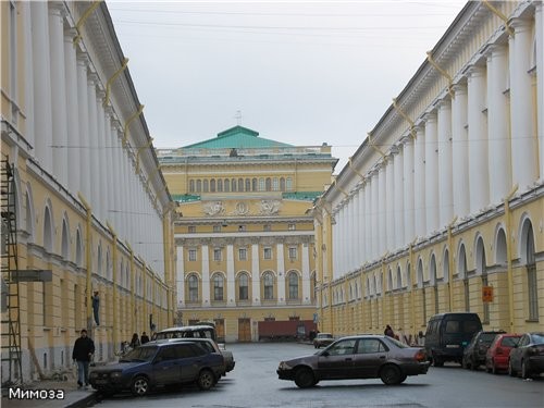 От площади Ломоносова лучами расходятся 3 улицы