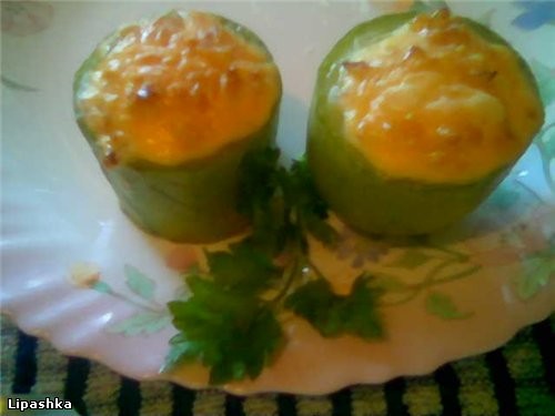 КАБАЧКИ С РАЗНОПЛАНОВОЙ НАЧИНКОЙ Кабачки помыть, разрезать и чайной ложкой вытащить серединку, чтоб... - 2