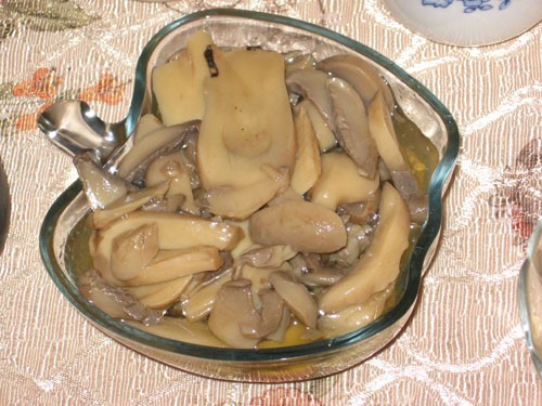 Маринованные грибы Холодец Оливье А на горячее была курица запеченная с яблоками, мандаринами, черн...
