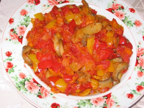 Салат "Болгарский" с грибами Оливье Салат из зеленой фасоли и куриного мяса Рыбный холодец